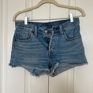 Levi’s Cut-off Jean Short